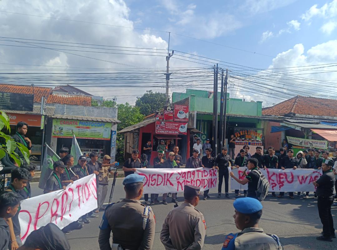 Geruduk Gedung Wakil Rakyat, HMI Kuningan Soroti TGR dan Dana Taspen P3K