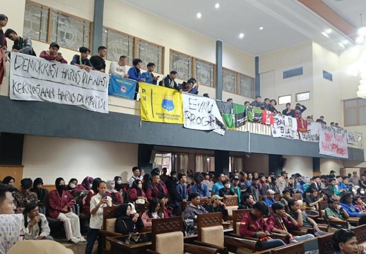 Gruduk DPRD Kuningan, Aliansi Mahasiswa Soroti Kenaikan BBM, KDMP hingga Program MBG