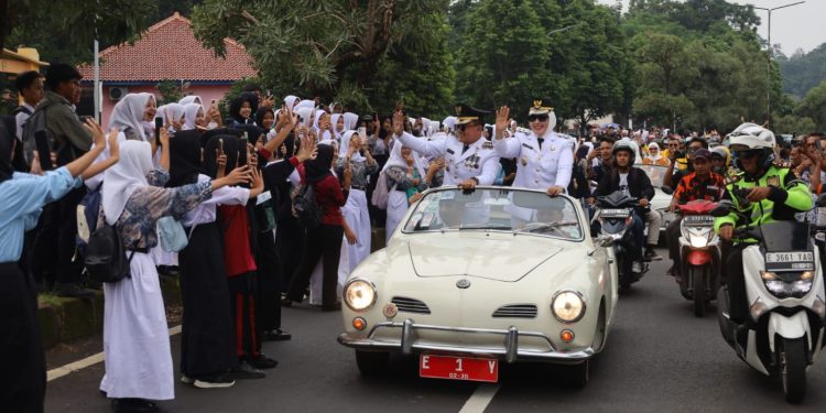 Resmi Jadi Bupati dan Wakil Bupati, Dian dan Tuti Disambut di Tugu Ikan Sampora