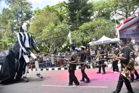 Puluhan Atraksi Meriahkan Karnaval Budaya Hari Jadi Kuningan 526, Ribuan Massa Tumpah di Siliwangi