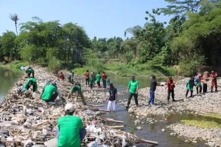 Bareng-bareng Sapu Bersih Sampah di Sungai Cisanggarung