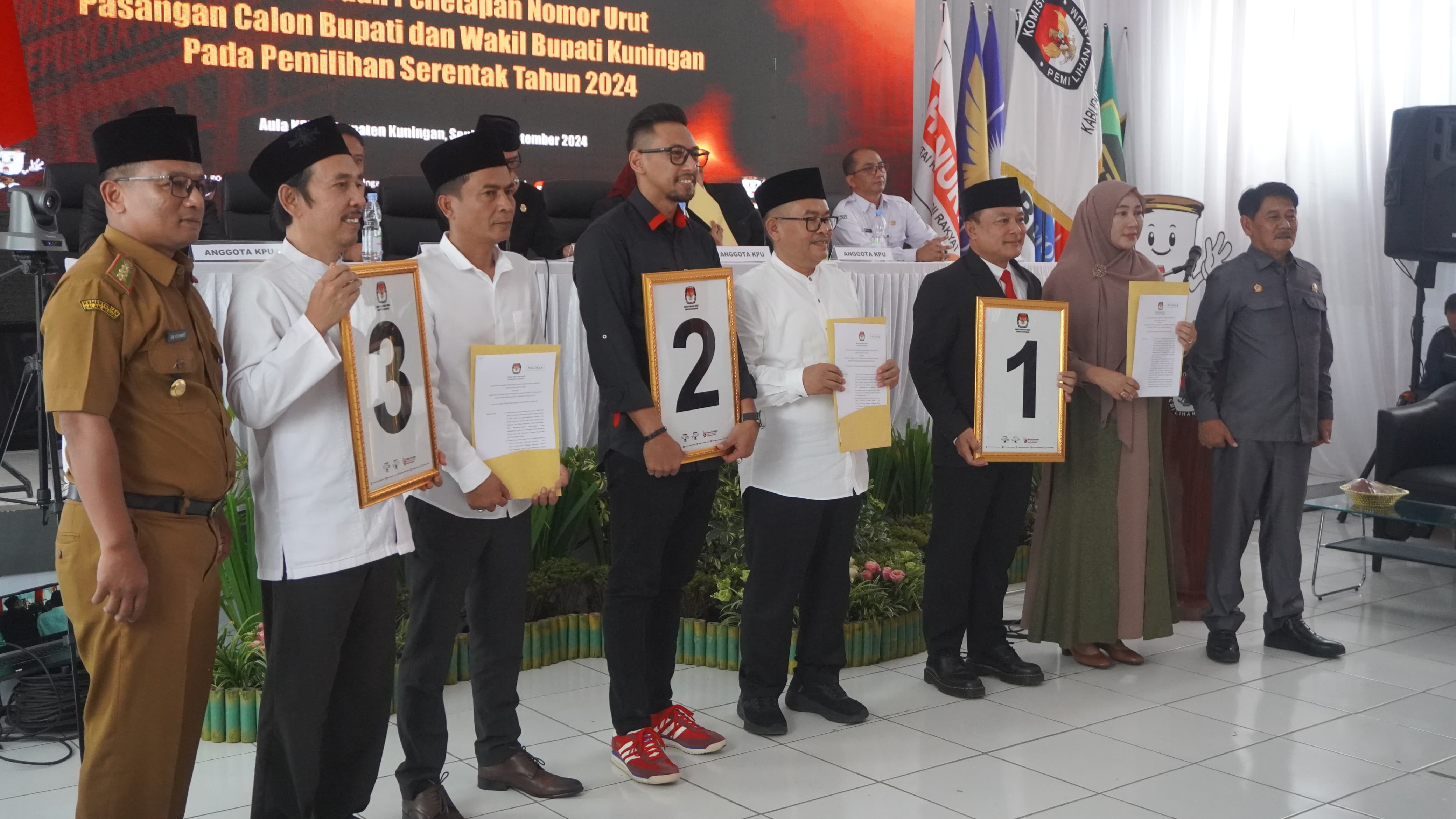 Rapat Pleno Terbuka Pengundian Penetapan Nomor Cabup dan Cawabup Kabupaten Kuningan