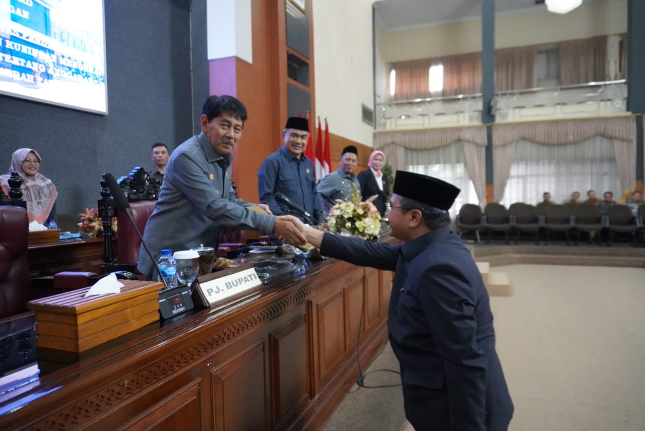 Rapat Paripurna DPRD Kabupaten Kuningan Penyampaian Jawaban Bupati atas PU Fraksi