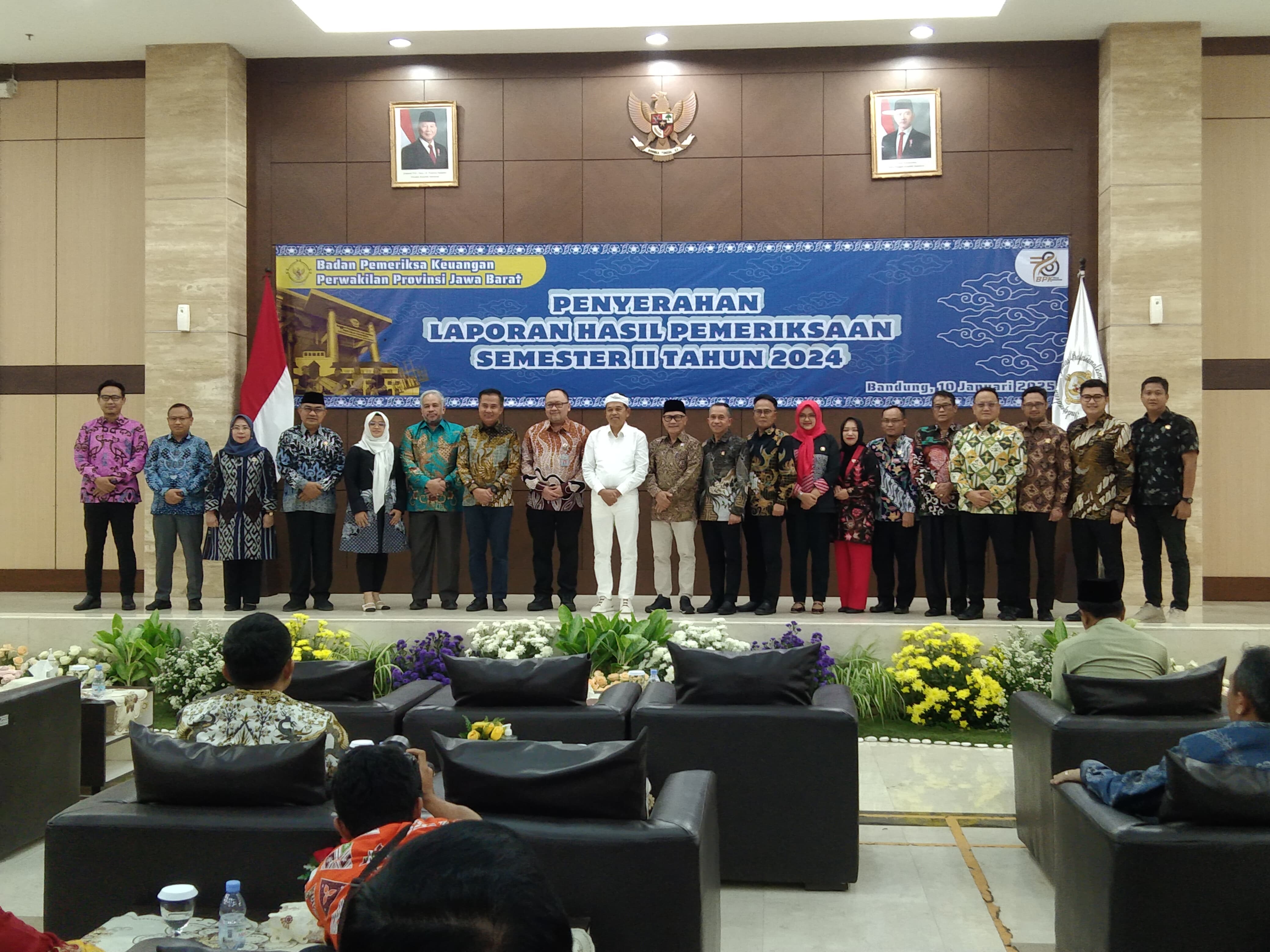 impinan DPRD Kabupaten Kuningan Drs. H. Ujang Kosasih, M.Si menghadiri Penyerahan LHP Kinerja atas Pengelolaan APBD dalam rangka mendukung Pembangunan Nasional Tahun Anggaran 2023 s.d Semester I 2024