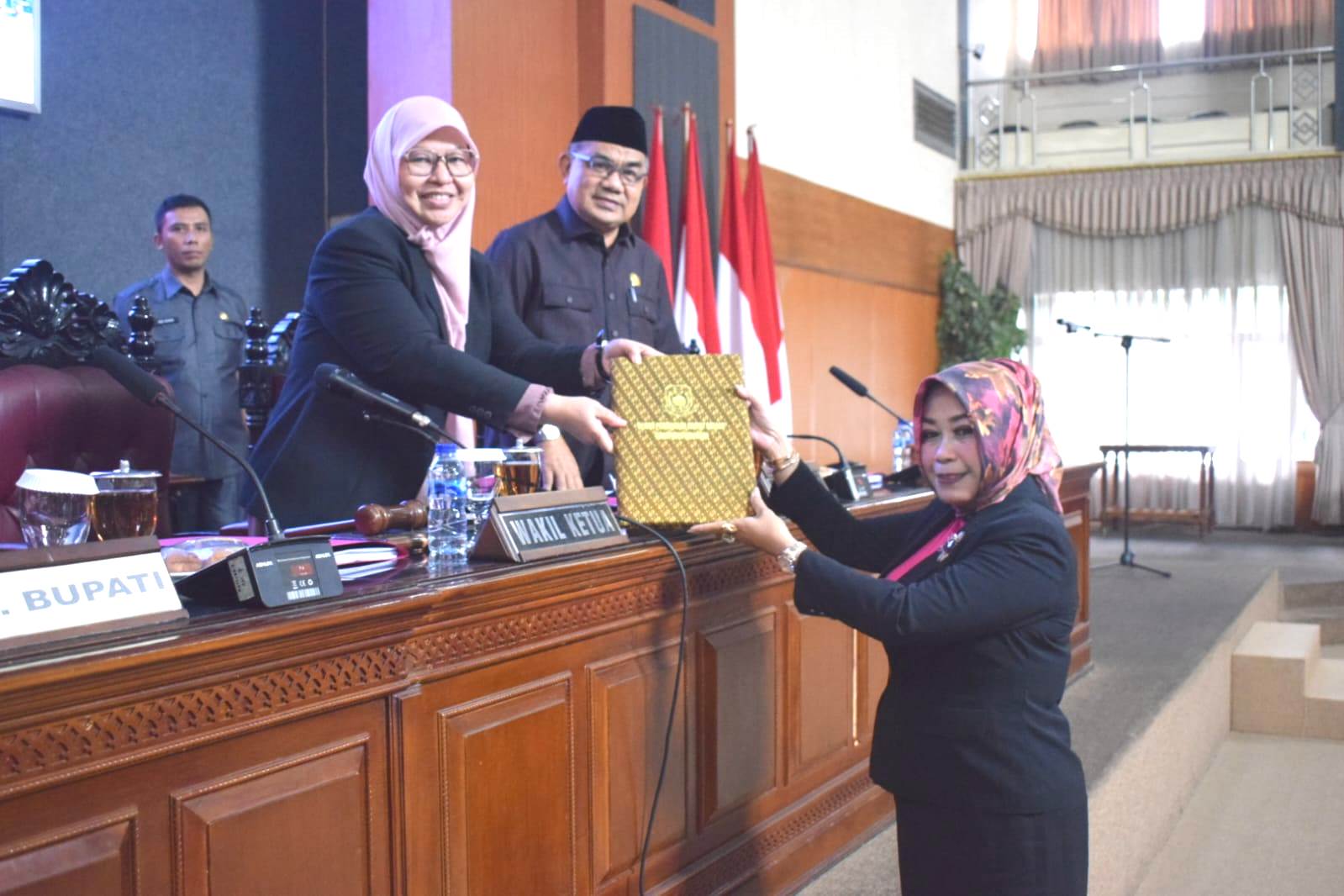 Rapat Paripurna DPRD Kabupaten Kuningan - Penyampaian PU Fraksi-Fraksi DPRD Kabupaten Kuningan terhadap Nota Pengantar Bupati mengenai Raperda tentang Pertanggungjawaban Pelaksanaan APBD Tahun 2023