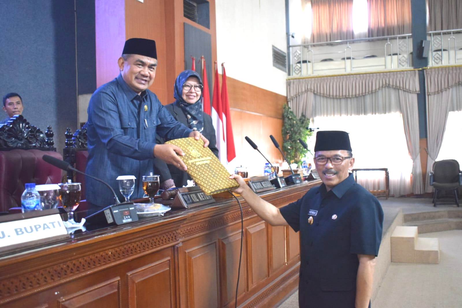 Rapat Paripurna DPRD Kabupaten Kuningan - Penyampaian Jawaban Bupati atas PU Fraksi-Fraksi DPRD mengenai Raperda tentang Pertanggungjawaban Pelaksanaan APBD Tahun 2023