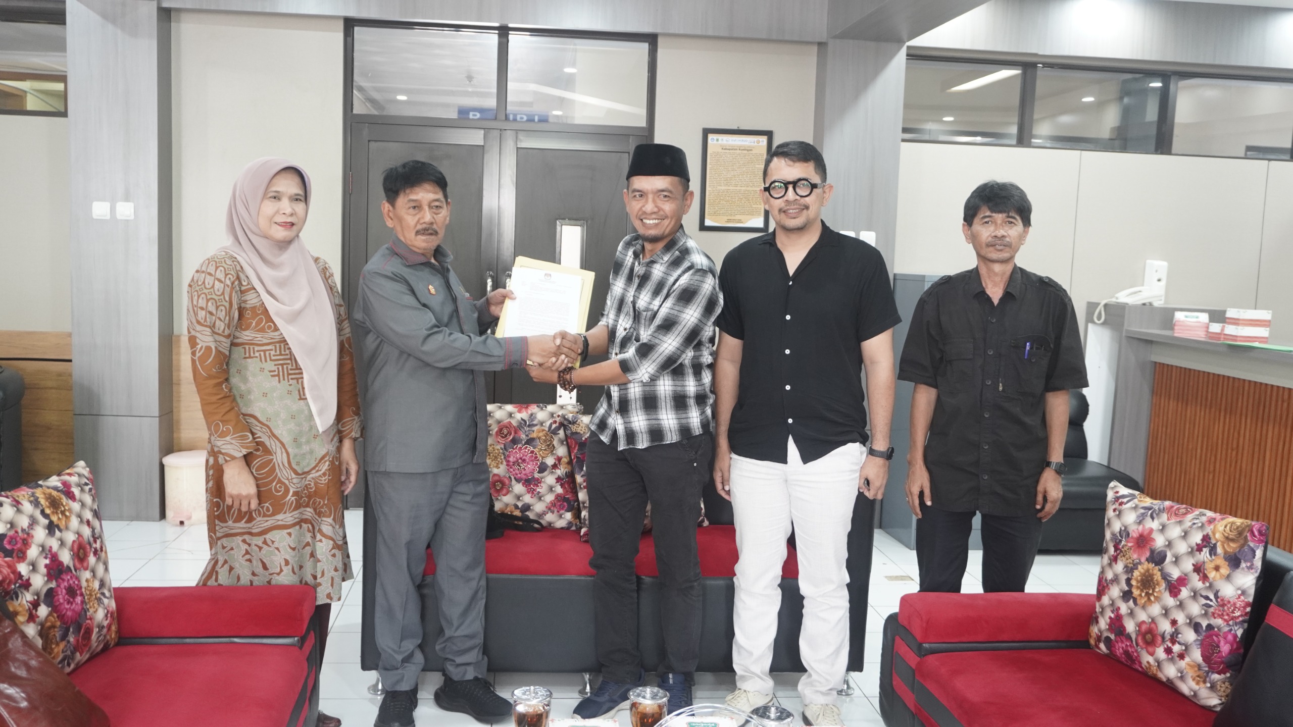 Penyampaian Keputusan Hasil Penetapan Pasangan Calon Terpilih Bupati dan Wakil Bupati Kuningan Hasil Pemilihan Tahun 2024 dari KPU ke Pimpinan DPRD Kabupaten Kuningan