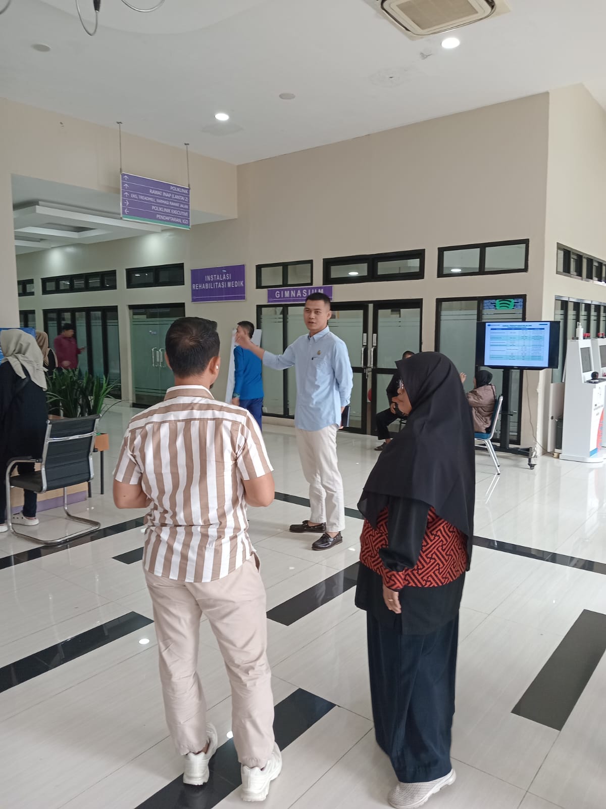 Kunjungan Kerja Dalam Daerah (KDD) Komisi IV DPRD Kabupaten Kuningan ke RS Hasna Medika. Kunjungan ini difokuskan pada monitoring ketenagakerjaan serta pelayanan kesehatan kepada masyarakat