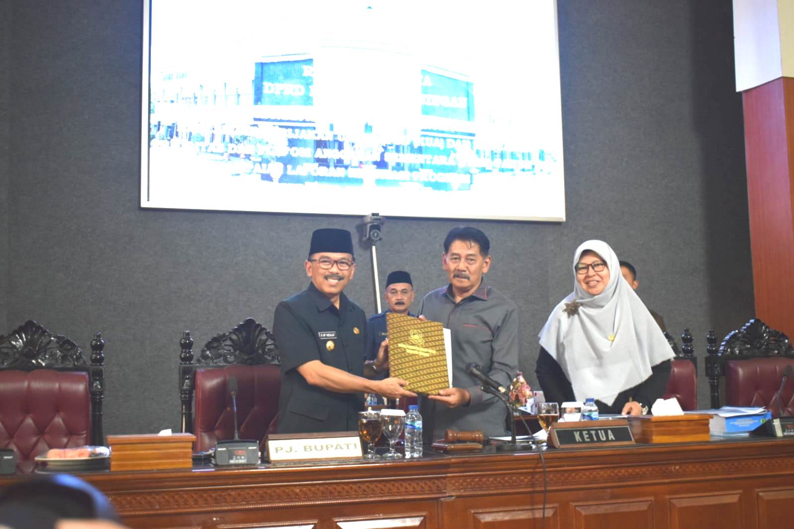 Rapat Paripurna DPRD Kabupaten Kuningan - Penyampaian secara resmi Nota Pengantar Bupati mengenai Rancangan KUA dan PPAS Tahun 2025 dan Penyampaian Realisasi Program dan Kegiatan Semester Pertama APBD TA 2024