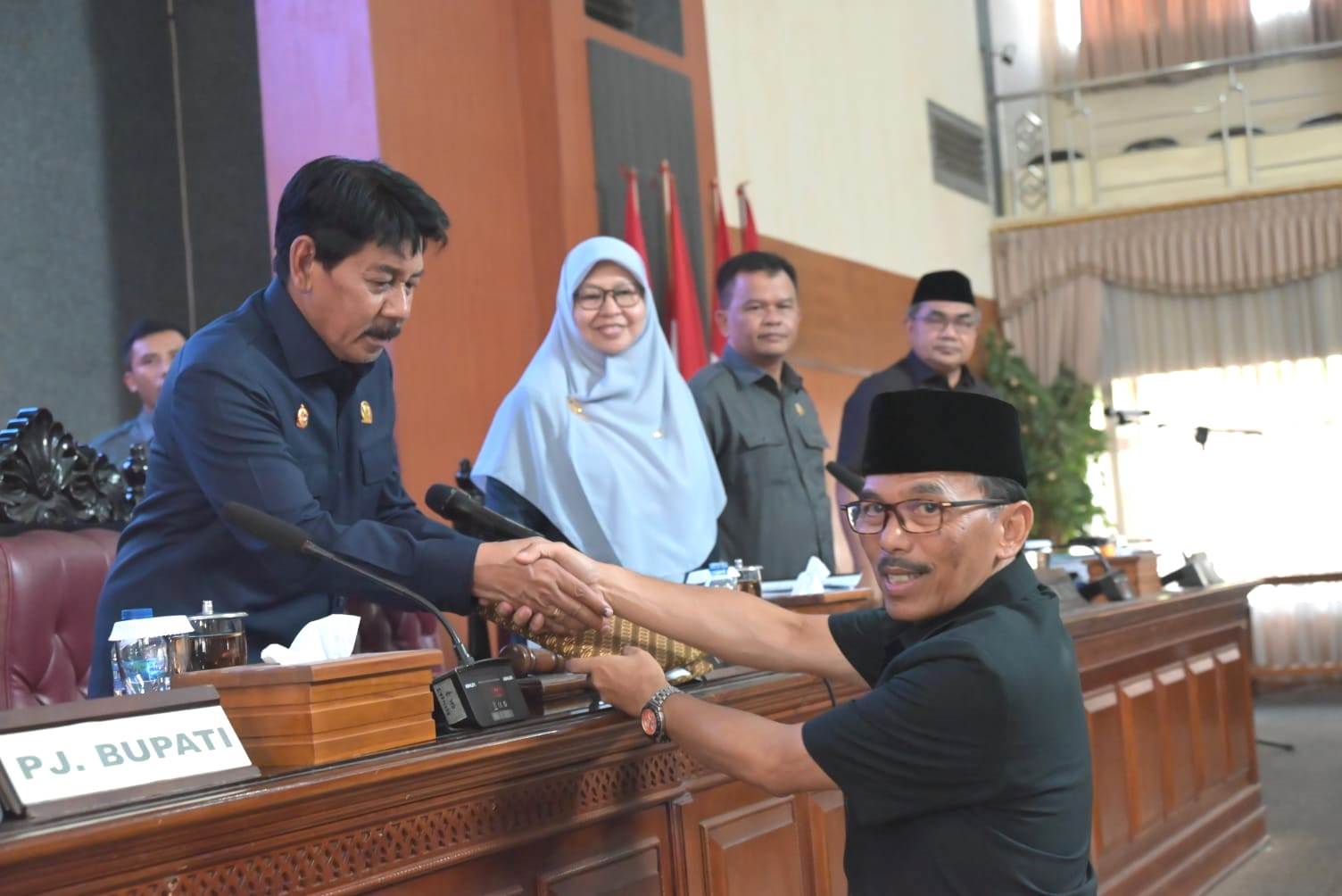 Rapat Paripurna DPRD Kabupaten Kuningan - Penyampaian secara resmi Nota Pengantar Bupati mengenai Raperda Kab. Kuningan tentang Pertanggungjawaban Pelaksanaan APBD Tahun 2023