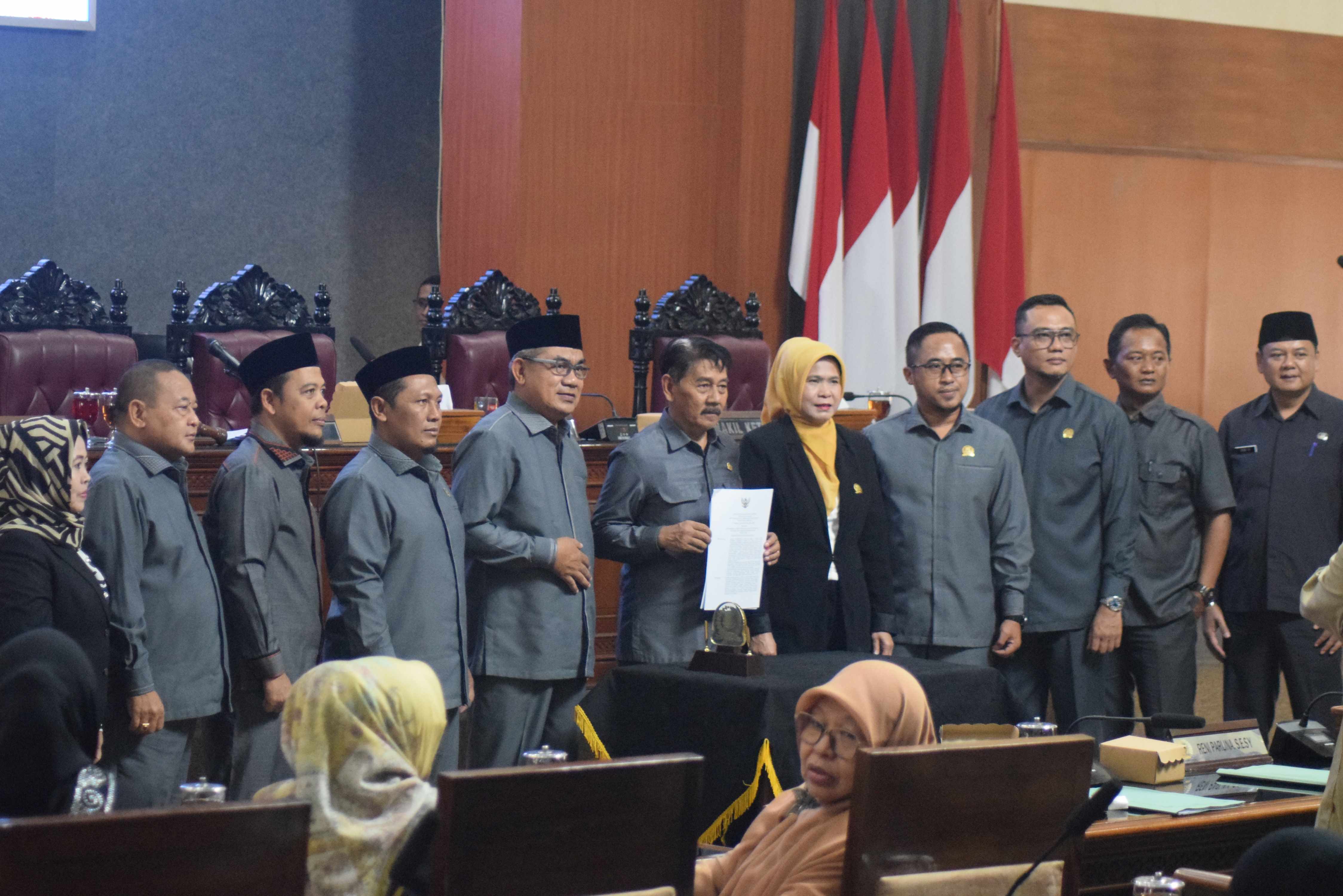 Rapat Paripurna DPRD Kabupaten Kuningan - Pengambilan Keputusan mengenai Rancangan Keputusan DPRD mengenain Rekomendasi DPRD terhadap LPKJ Bupati Kuningan TA 2024