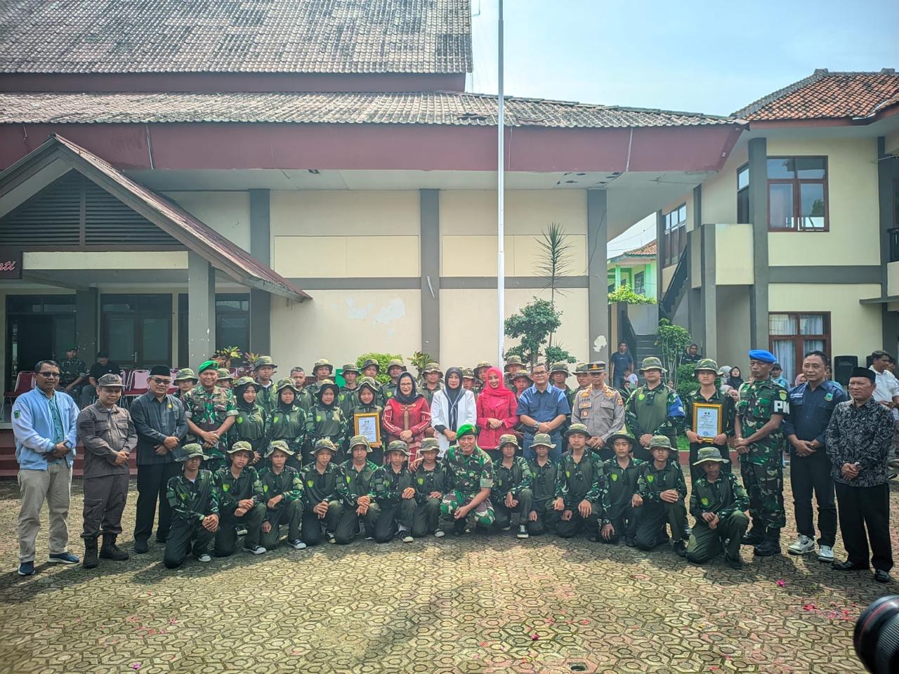 Pimpinan DPRD Kabupaten Kuningan, Drs. H. Ujang Kosasih menghadiri Upacara Penutupan Implementasi Pendidikan Kegiatan Karakter