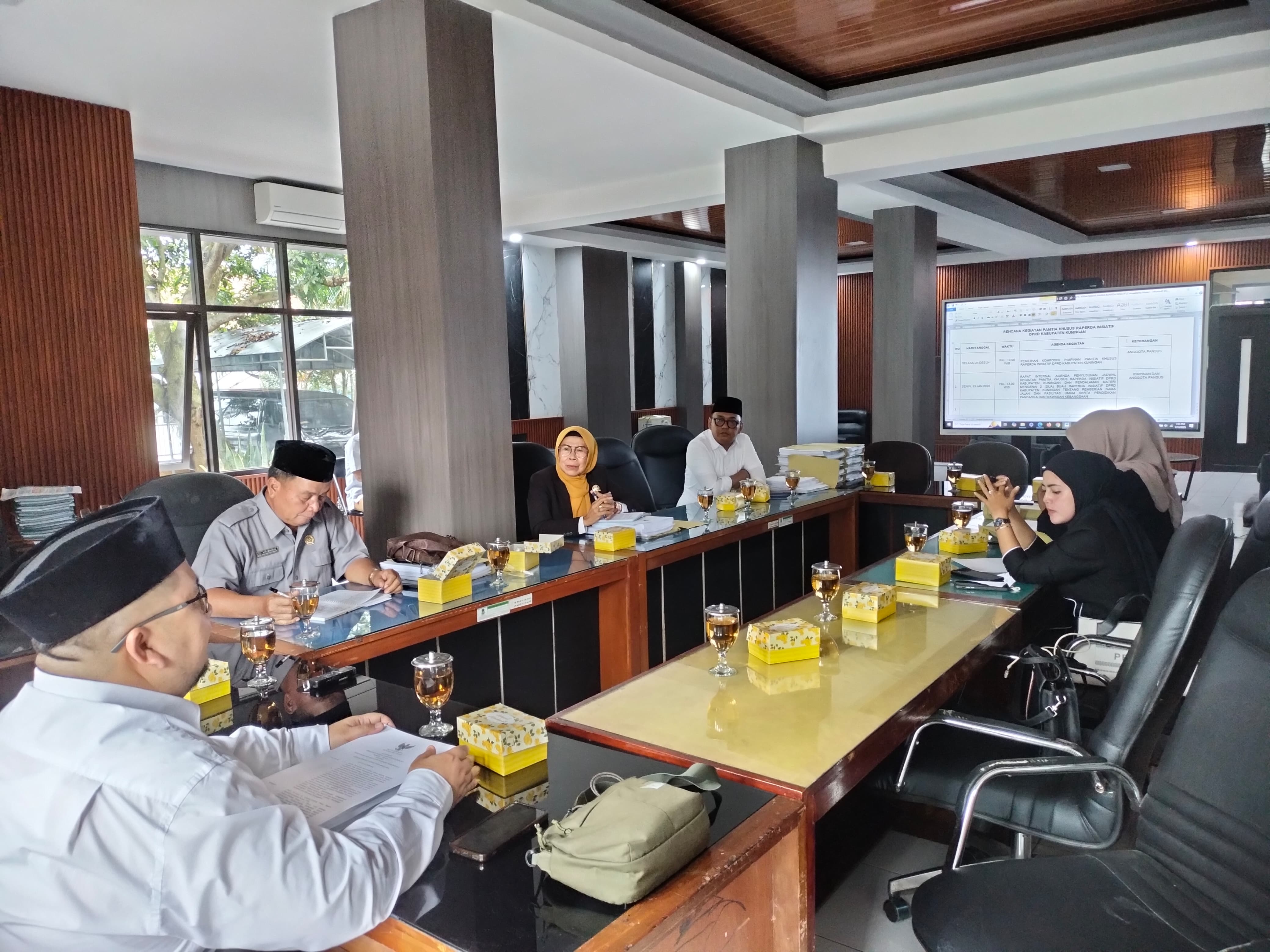 Rapat Internal Pansus DPRD Kabupaten Kuningan - Pendalaman Materi Muatan 2 (dua) buah Raperda Inisiatif tentang Pendidikan dan Wawasan Kebangsaan serta Pemberian Nama Jalan dan Fasilitas Umum